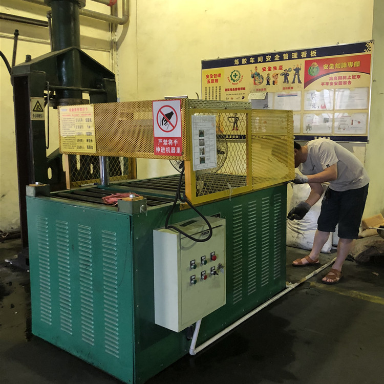 臺(tái)式切膠機(jī)調(diào)試.jpg